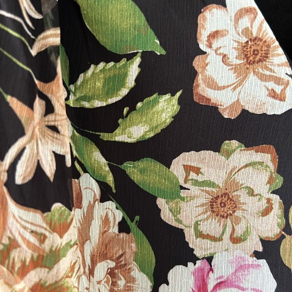 Floral bodysuit with sheer sleeves and v neck. Size S - Picture 2 of 5